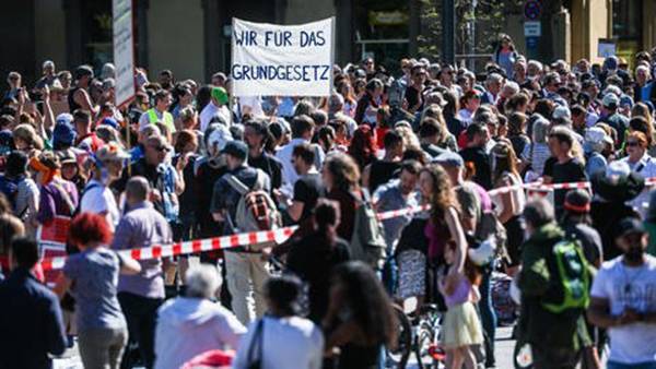 Тысячи немцев вышли на улицы против ограничений, введенных из-за пандемии - naviny.by - Германия