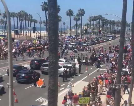 Ньюсом Гэвин - В Калифорнии протестующие требуют открыть местные пляжи - usa.one - New York - штат Калифорния