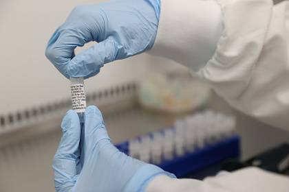 Йенс Шпан - В Германии допустили риск появления вакцины от коронавируса через несколько лет - lenta.ru - Германия