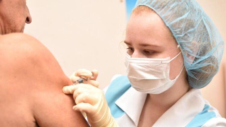 Проект штрафов за отказ от вакцинации разделил врачей на два лагеря - inforeactor.ru