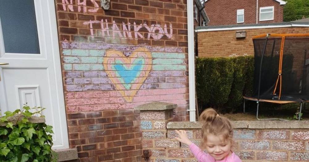 Сосед попросил девочку смыть с ее дома рисунок в поддержку врачей - ren.tv - Англия