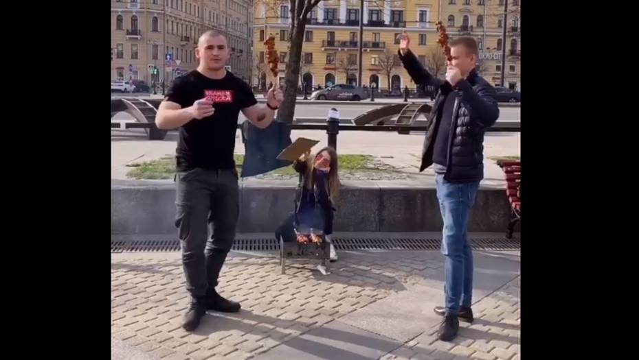 Полицию заинтересовало видео с петербуржцами, пожарившими шашлык на Сенной площади - dp.ru - Санкт-Петербург