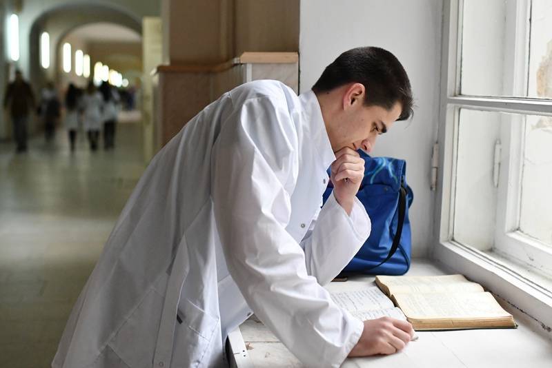 Студенты рассказали о решении практиковаться в коронавирусных больницах - tvc.ru - Москва
