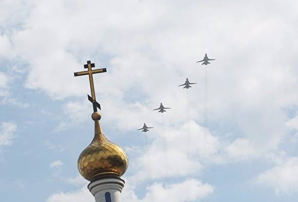 В небе над центром Екатеринбурга боевыми порядками прошла армейская авиация - znak.com - Екатеринбург