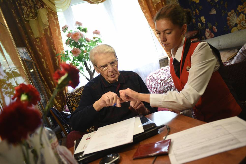 Ветеранам войны в самоизоляции помогают сотрудники центров госуслуг - vm.ru - Москва