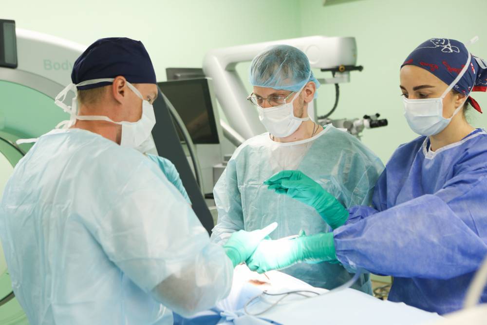 Хирургические операции отменили в Великобритании из-за пандемии коронавируса - vm.ru - Англия