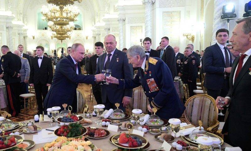 Анатолий Галкин - Шеф-повар Кремля раскрыл, что едят и пьют на приемах в честь Дня Победы - bloknot.ru - Президент