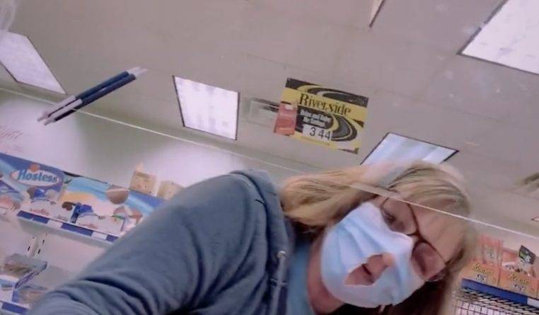 На вирусном видео женщина говорит, что разрезала защитную маску потому, что так «легче дышать» - usa.one - штат Кентукки