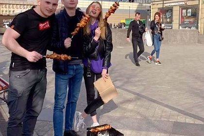 Жаривших шашлыки в центре Петербурга блогеров задержали - lenta.ru - Санкт-Петербург