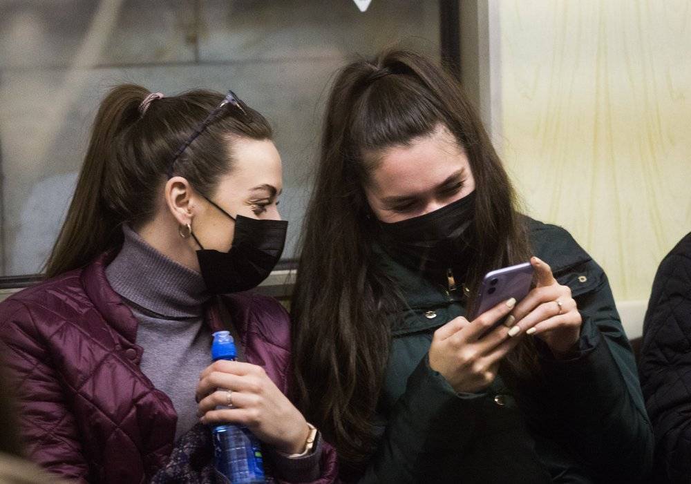 Медицинские маски и перчатки начали продавать на 23 станциях московского метро - vm.ru - Россия - Москва