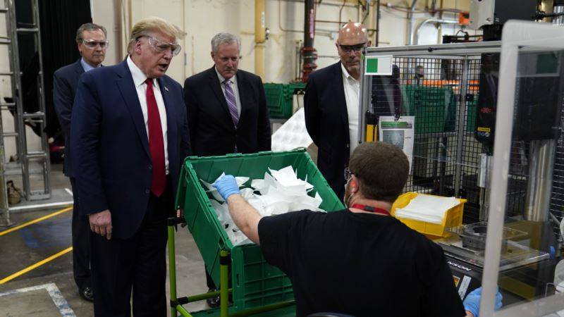 Дональд Трамп - Трамп осмотрел новую фабрику по производству масок в Аризоне - golos-ameriki.ru - штат Аризона