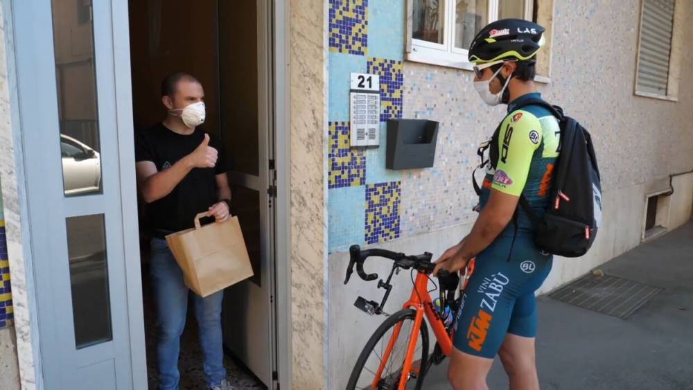 Итальянский спортсмен стал велокурьером на время самоизоляции. - riafan.ru - Италия