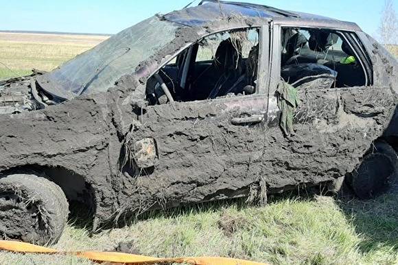 На трассе в Курганской области перевернулся автомобиль: пострадали два человека - znak.com - Курганская обл.