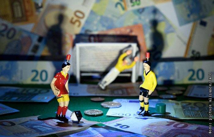 Эксперты предрекли рынку футбольных трансферов в Европе потерю €10 млрд из-за COVID-19 - interfax.ru - Москва