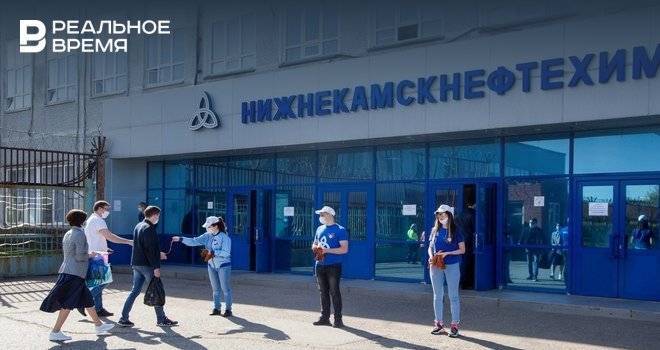 Пять тысяч георгиевских лент раздали работникам «Нижнекамскнефтехима» - realnoevremya.ru