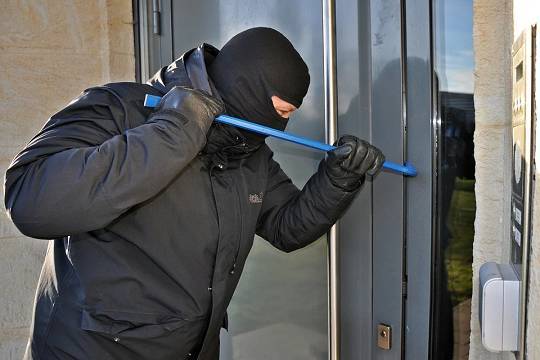 Андрей Цыбаков - Эксперт посоветовал, как действовать при проникновении грабителей в квартиру - versia.ru