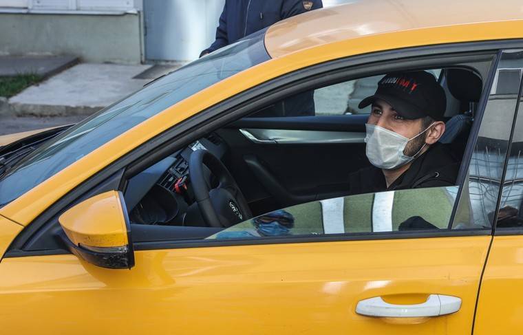 В Москве пассажиров и водителей такси обяжут надевать маски с 12 мая - news.ru - Москва - Китай