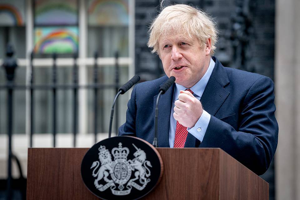 Борис Джонсон - Власти Великобритании заявили о планах незначительно ослабить карантин с 11 мая - vm.ru - Англия