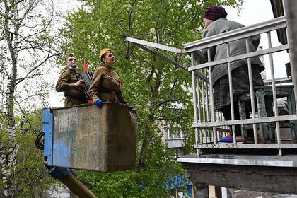 Россияне нашли способ поздравить запертых дома ветеранов и растрогали их - lenta.ru - Новосибирск
