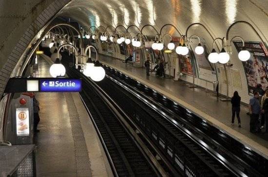 Жан-Батист Джеббари - Во Франции разрешат пользоваться общественный транспортом только для поездок на работу - pnp.ru - Франция
