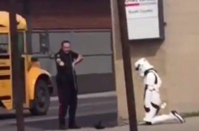 В Канаде арестовали девочку-подростка в костюме штурмовика из «Звездных войн» с игрушечным бластером - usa.one - Канада - New York