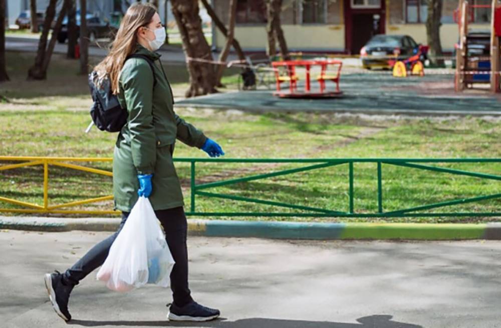 Более 20 тонн продуктов доставили пожилым москвичам социальные волонтеры - vm.ru