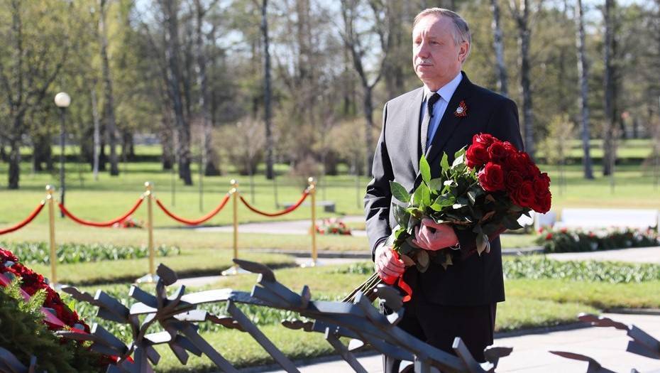 Беглов возложил цветы к монументу "Мать-Родина" на Пискаревском кладбище - dp.ru
