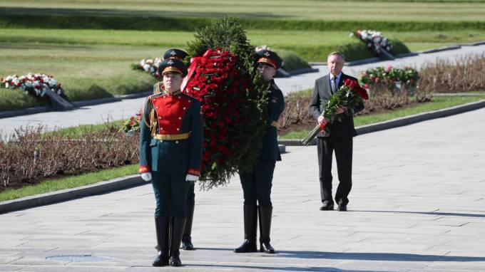 Александр Беглов - Александр Беглов возложил цветы к Пискаревскому мемориалу - piter.tv