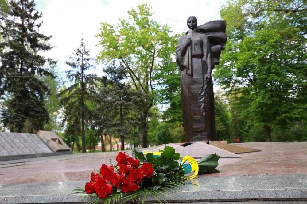 В День памяти и примирения мемориалу “Скорбящая мать” возложили цветы, – фото - inform.zp.ua - Украина - район Днепровский