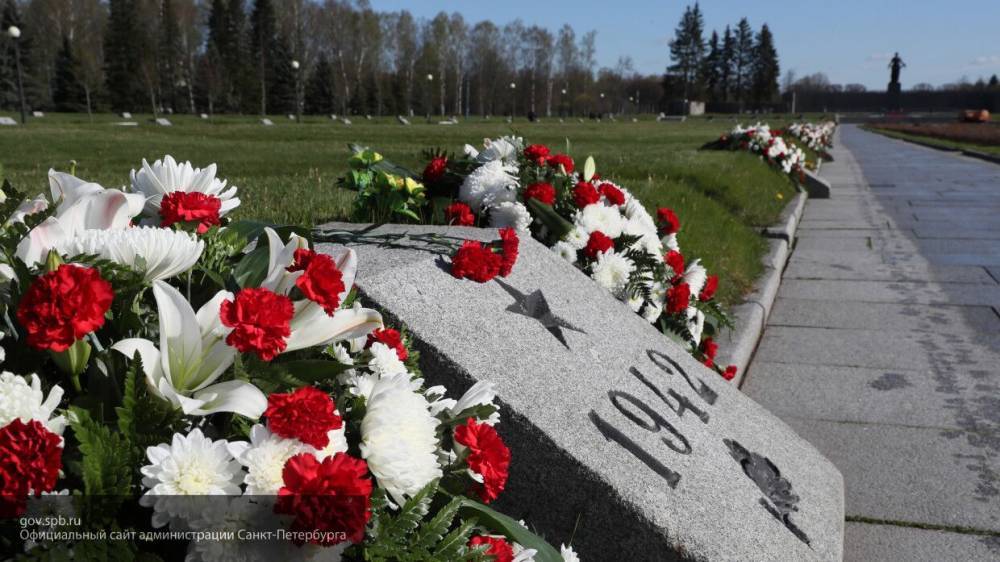 Александр Беглов - Беглов от имени всех петербуржцев возложил цветы к Вечному огню на Пискаревском кладбище - politexpert.net - Петербурга