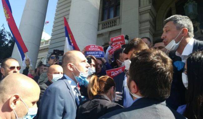 Сербские оппозиционеры напали на депутата и министра на пороге парламента - eadaily.com - Украина