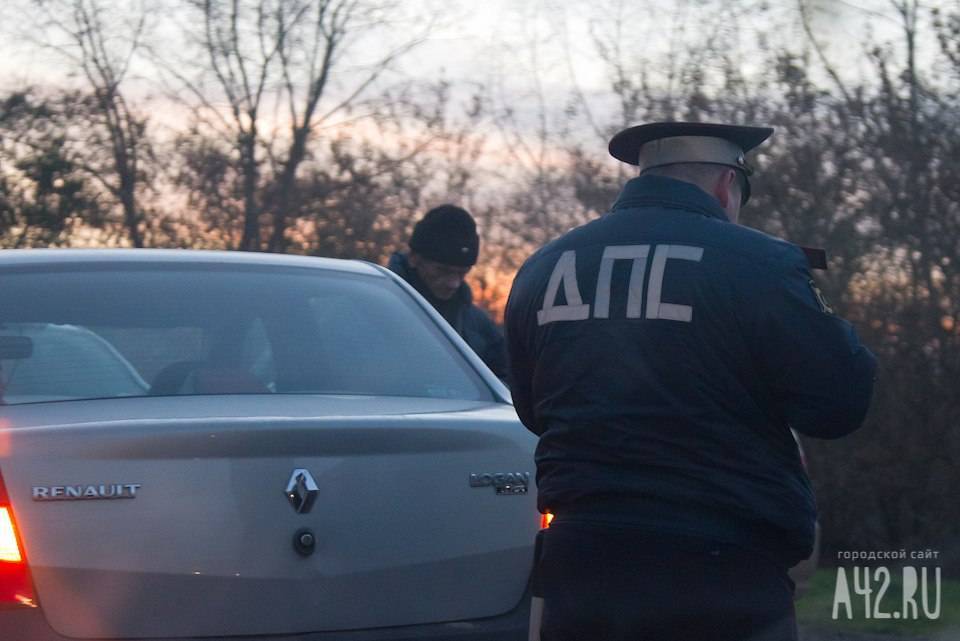 Полицейские контролируют движение транспорта на границе Кузбасса из-за ситуации с коронавирусом - gazeta.a42.ru - Кемеровская обл.