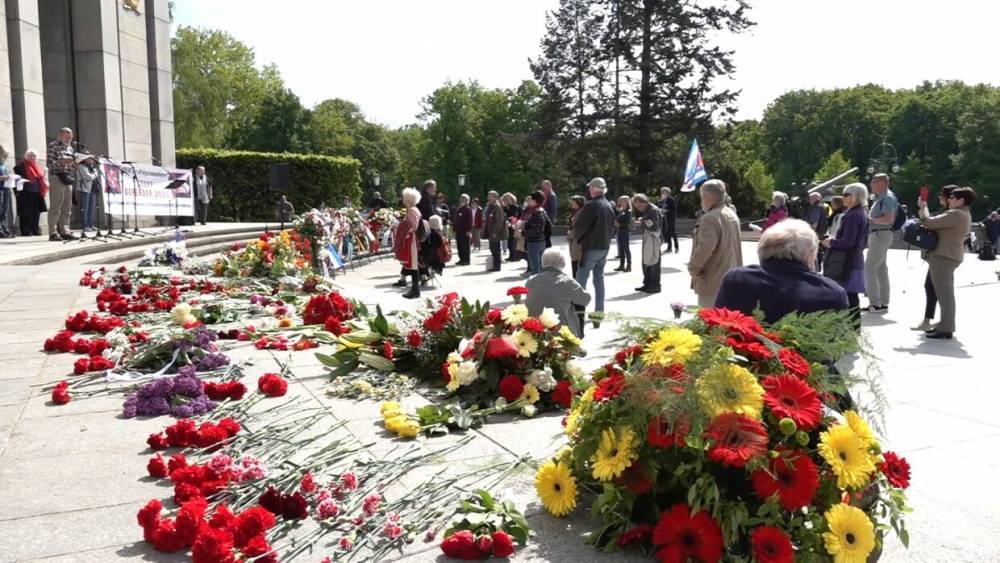 Немцы возложили цветы к мемориалу советским воинам в Тиргартене. - riafan.ru - Ссср - Германия - Берлин - Berlin