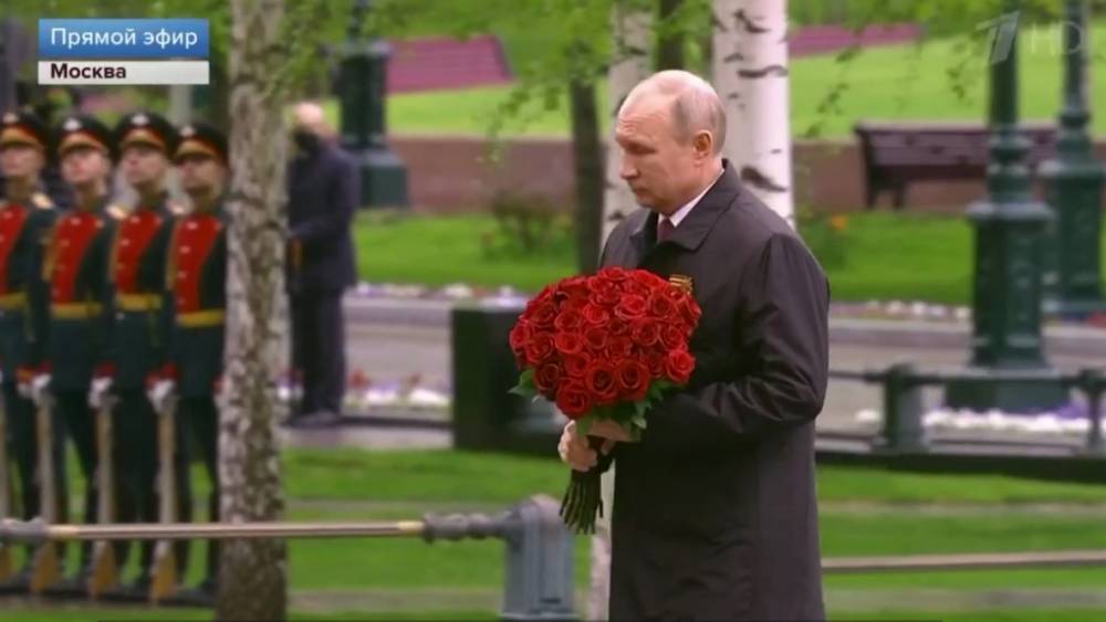 Владимир Путин - Путин возложил алые розы к Могиле Неизвестного солдата - riafan.ru - Россия - Москва
