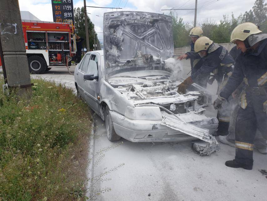 В Запорожье возле заправки загорелся легковой автомобиль, – фото - inform.zp.ua - Запорожье