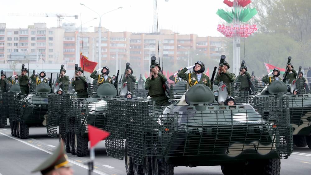 Александр Лукашенко - Лукашенко призвал не осуждать белорусов, устроивших парад Победы - riafan.ru - Белоруссия - Минск