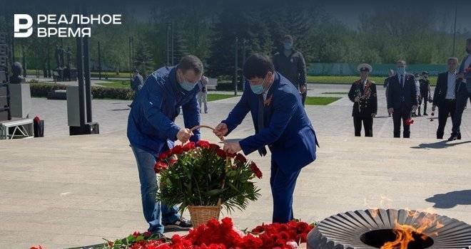 Руководство «Нижнекамскнефтехима» приняло участие в церемонии возложения цветов в честь 75-летия Победы - realnoevremya.ru