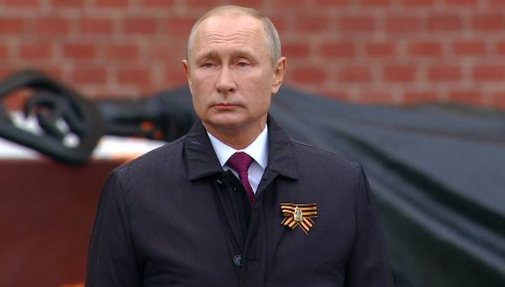 Владимир Путин - Путин лично наблюдал за полетом авиации над Красной площадью - vesti.ru - Россия