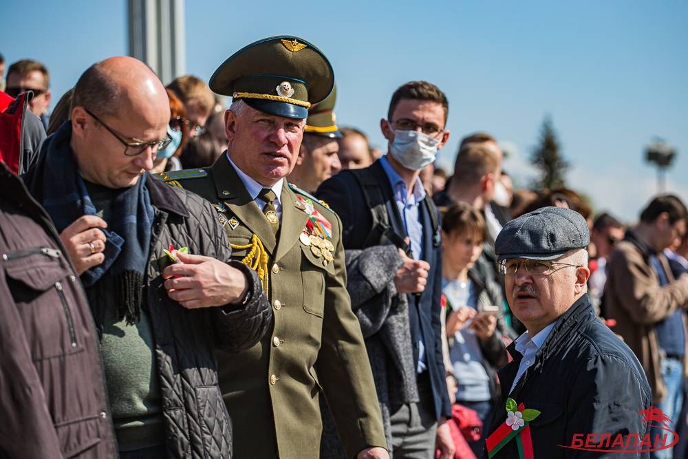 Лукашенко, чиновники и масовка пришли на парад без масок - naviny.by