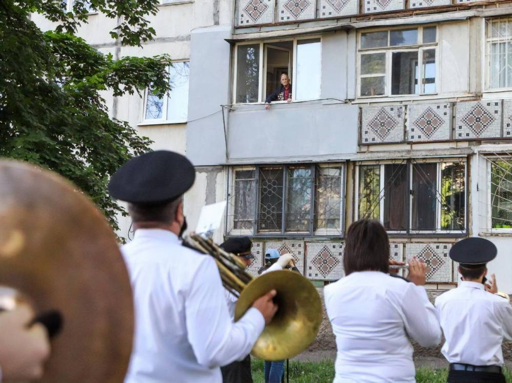 Под окнами одесских ветеранов выступил праздничный оркестр - gordonua.com