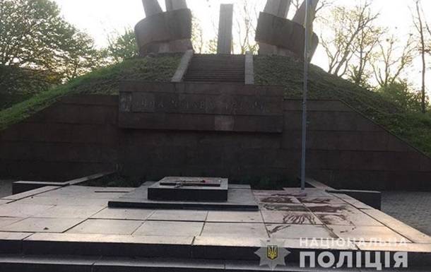 В Тернополе вандал разрисовал краской мемориал Второй мировой и храм - korrespondent.net - Тернополь