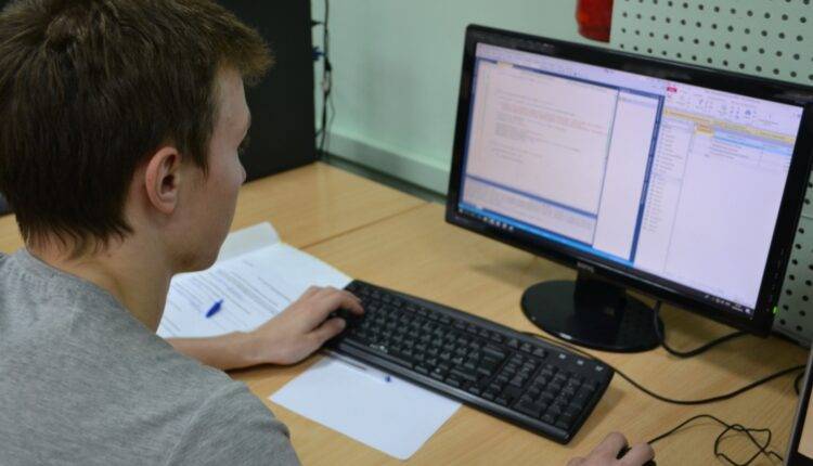 Валерий Фальков - Минобрнауки приняло решение провести выпускные экзамены в вузах онлайн - newtvnews.ru - Россия