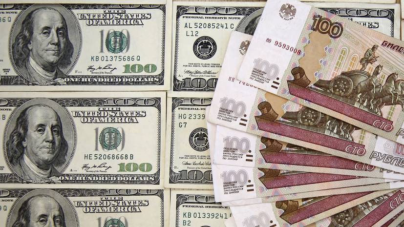 Валютный спуск: курс доллара впервые за три месяца упал ниже 70 рублей - russian.rt.com - Россия