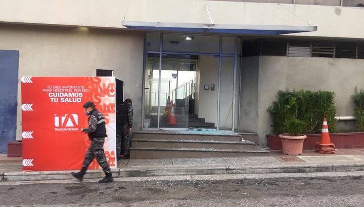 Взрыв в офисе эквадорского телеканала сняли на видео - vesti.ru - Эквадор