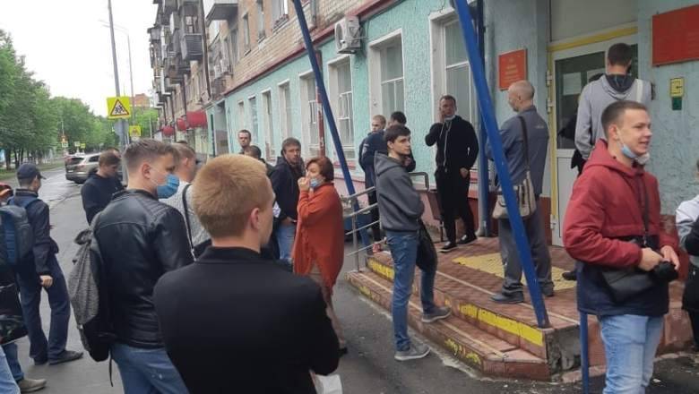 В Тюмени около военкомата призывники вынуждены стоять на улице - nashgorod.ru - Россия - Тюмень - округ Янао - Анапа