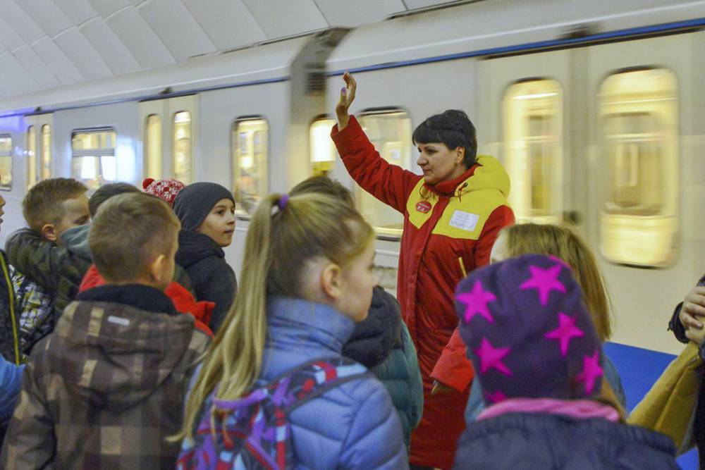 Более 400 тысяч детей сопроводили сотрудники ЦОМП метро Москвы за 5 лет - vm.ru - Москва