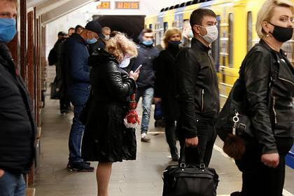 Украина побила рекорд по числу заразившихся коронавирусом - lenta.ru - Украина