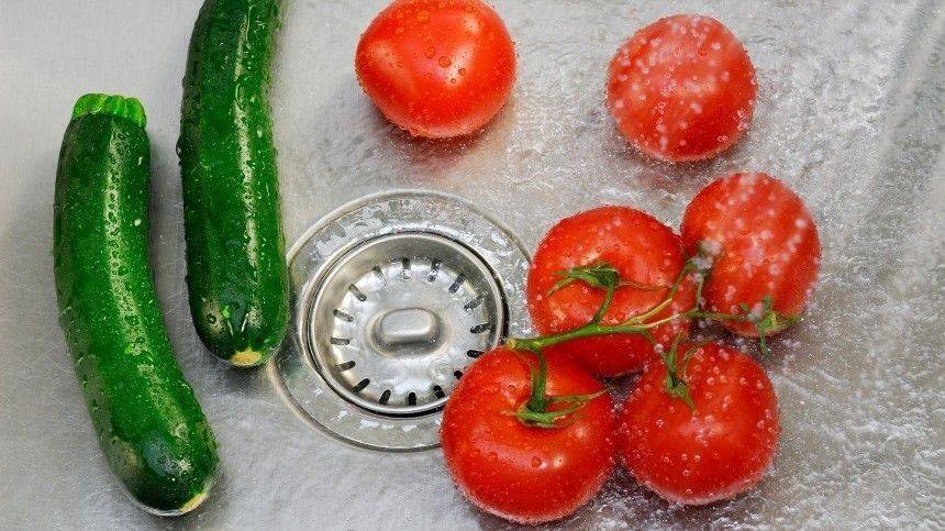 Никакого жидкого мыла! Как правильно мыть фрукты и овощи летом— советы врача - 5-tv.ru