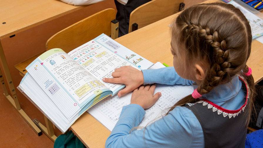 Минпросвещения: школы и колледжи готовятся начать учебный год очно - gazeta.ru - Россия - Ухань