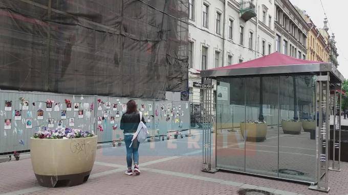В Петербурге рядом со стеной памяти медикам смонтировали несколько летних кафе - piter.tv - Санкт-Петербург